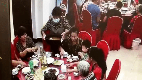 Nhân viên tuột tay khiến nồi súp nóng đổ lên người thực khách