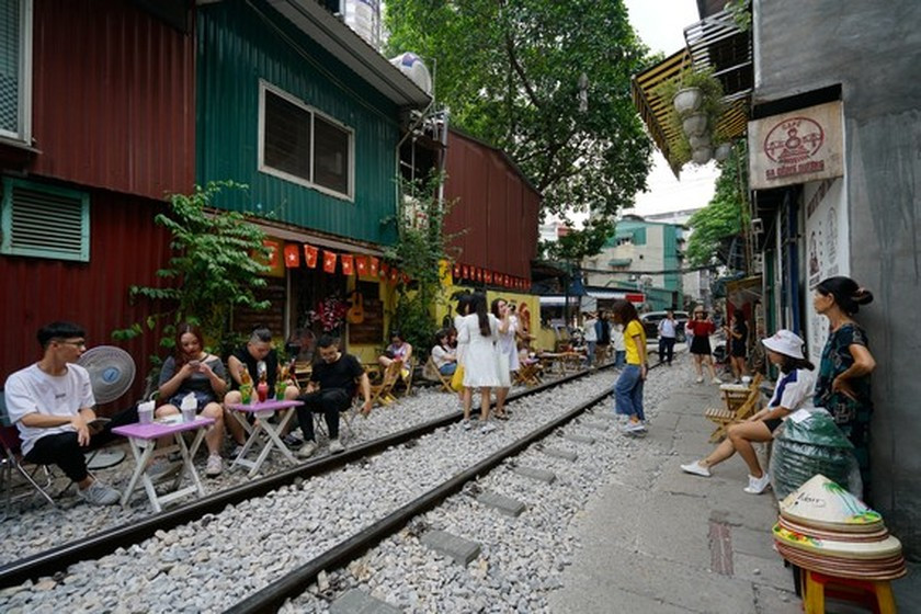 Hanoi train street coffee shops open again ảnh 1