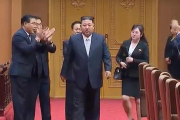 Người phụ nữ bí ẩn tháp tùng lãnh đạo Triều Tiên Kim Jong Un