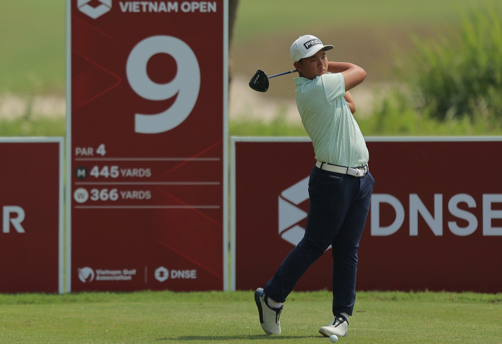 Nguyễn Anh Minh duy trì điểm âm, dẫn đầu vòng 2