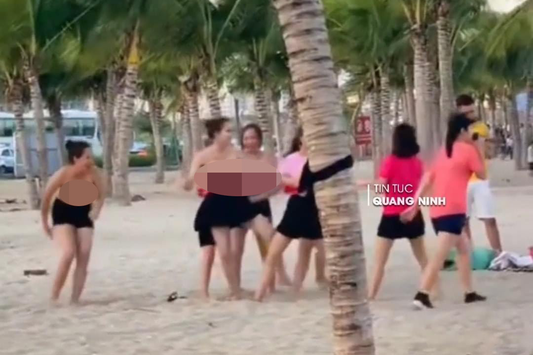 Công an xác minh clip nhóm du khách nữ cởi áo trên bãi biển Hạ Long