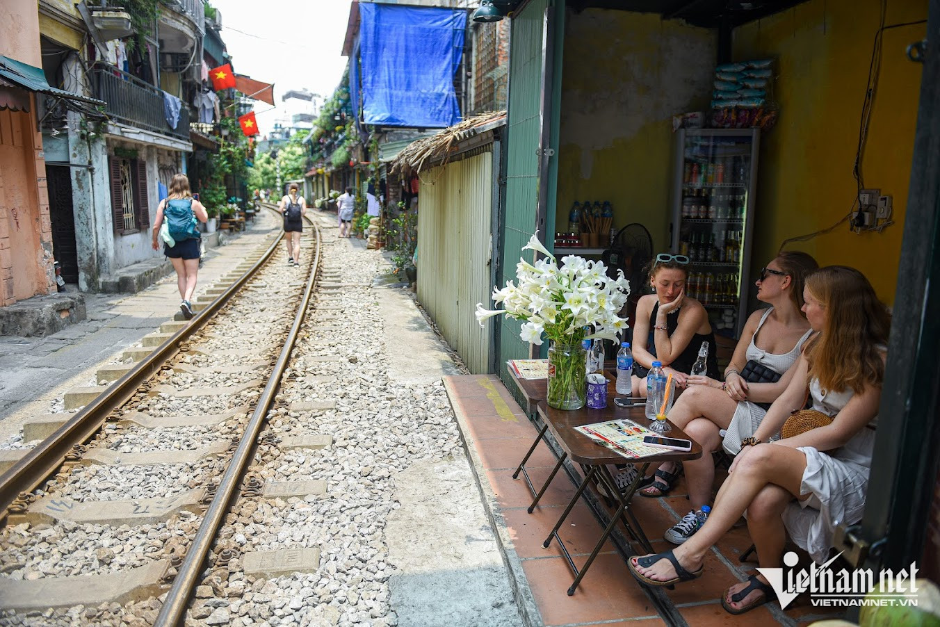 Hà Nội thu hồi giấy phép kinh doanh, đóng cửa 'phố cà phê đường tàu'