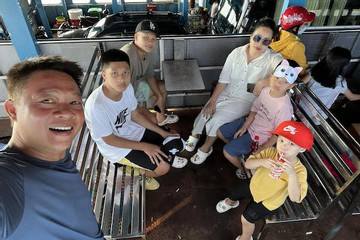 Chuyến đi thú vị của BTV Quang Minh cùng vợ và 4 con trai
