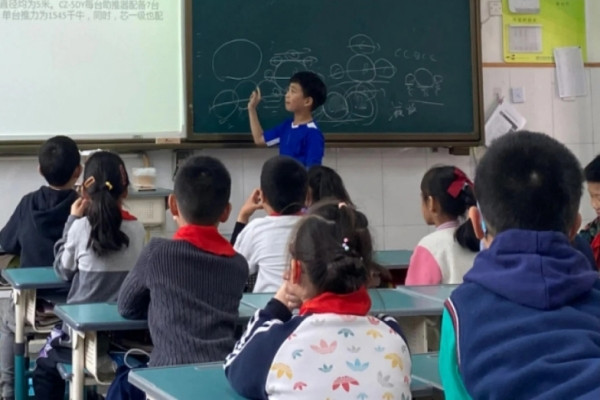 Bé trai 9 tuổi được mời dạy về tên lửa ở Trung Quốc