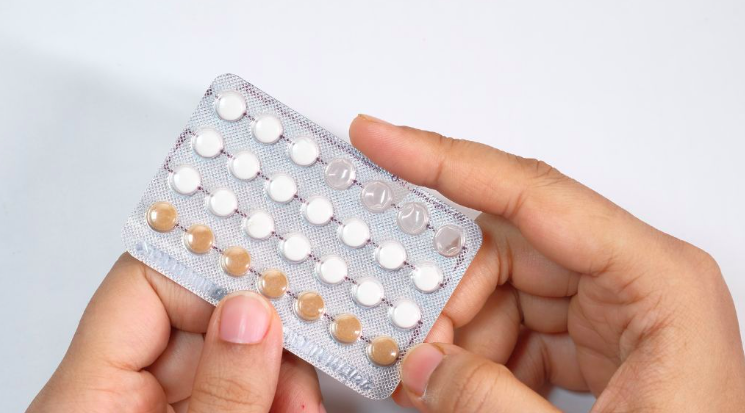 Đau đầu liên tục, tắc tĩnh mạch não do lạm dụng thuốc tránh thai