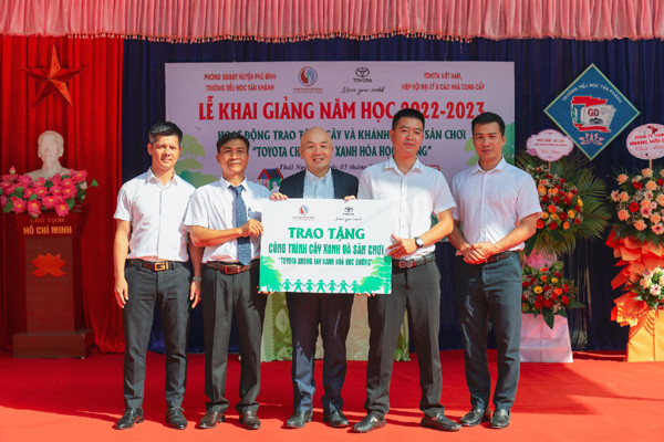 Toyota mang chương trình xanh hóa học đường đến Thái Nguyên