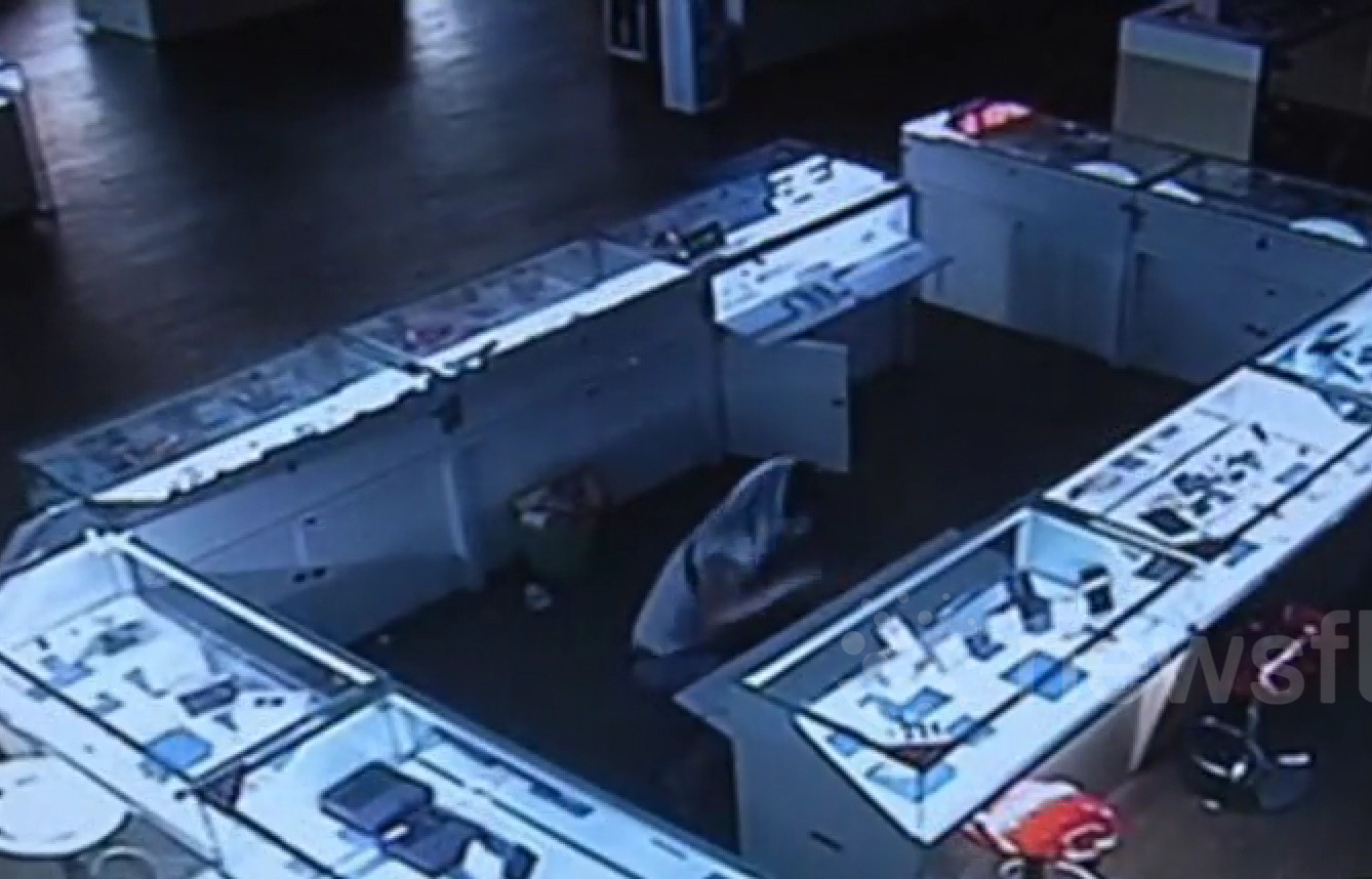 Trộm 'xuyên' trần nhà đột nhập cửa hàng smartphone