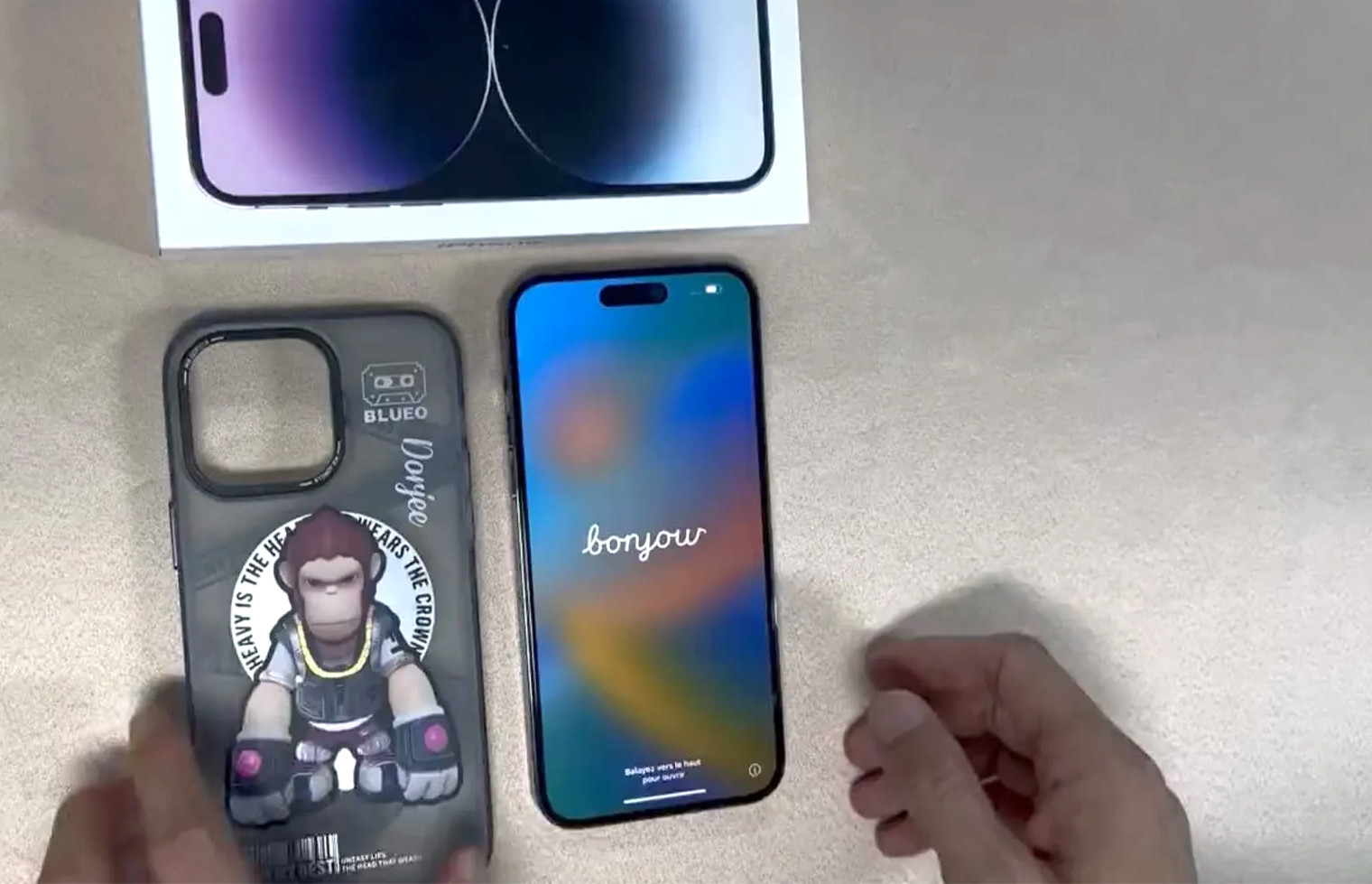 Video khoe đang dùng iPhone 14 Pro Max trước ngày lên kệ