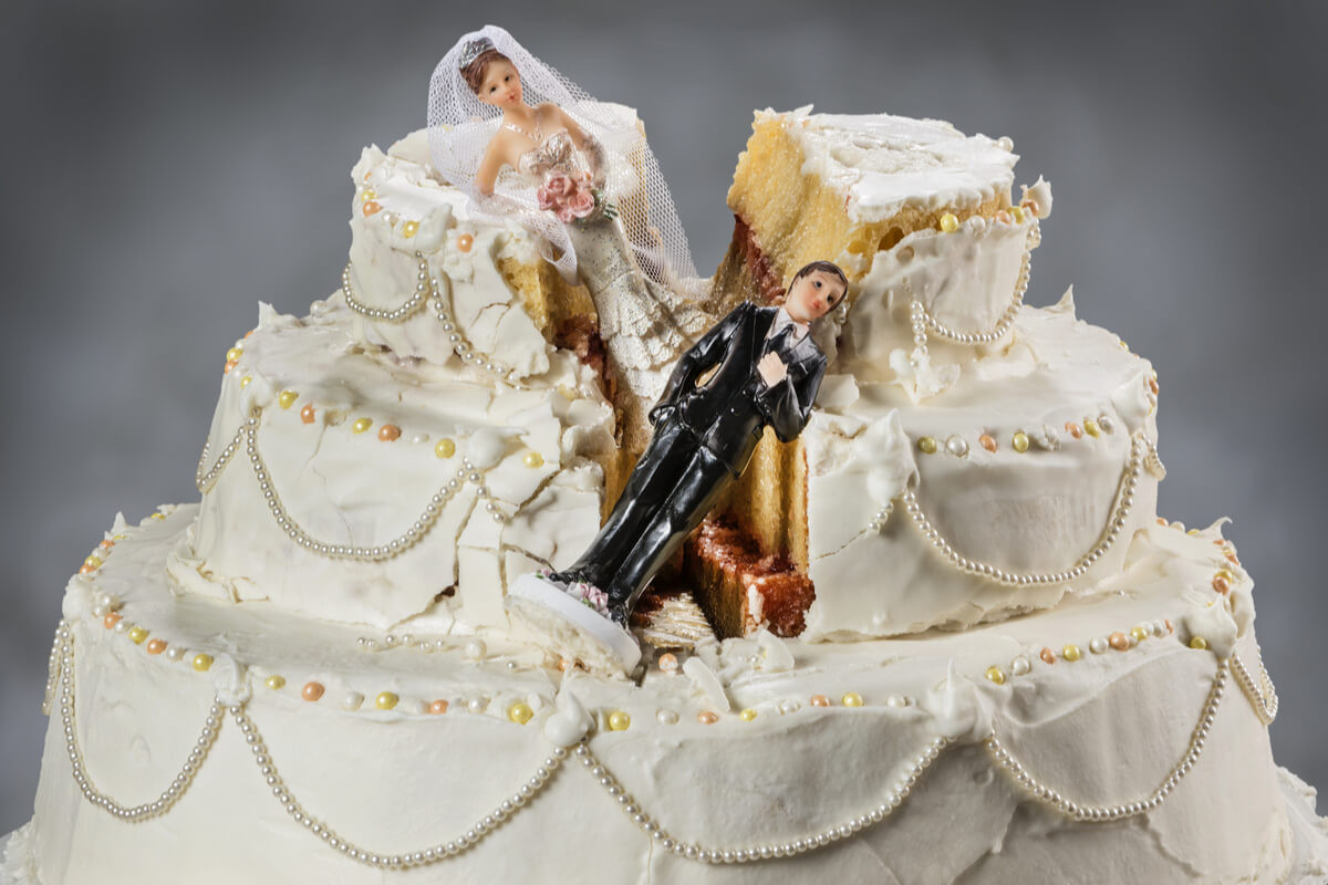 18 người đàn ông tổ chức tiệc ăn mừng ly hôn bị phản đối