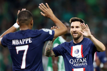 Messi vượt Ronaldo, lập kỷ lục siêu hạng ở Cúp C1
