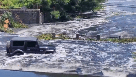 SUV nội địa Ấn Độ tự tin lao vào dòng nước lũ cuồn cuộn