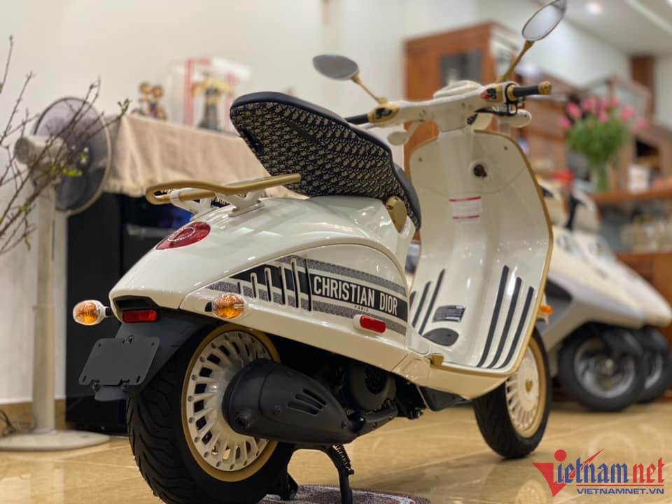 Trên tay VESPA 946 CHRISTIAN DIOR LIMITED EDITION giá sang tay hơn 1 tỷ  đồng  YouTube