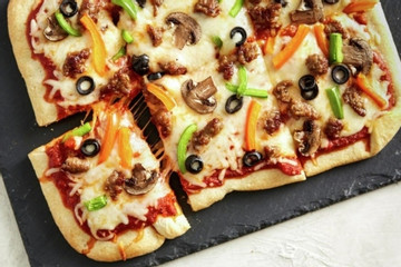 Làm pizza không cần lò nướng