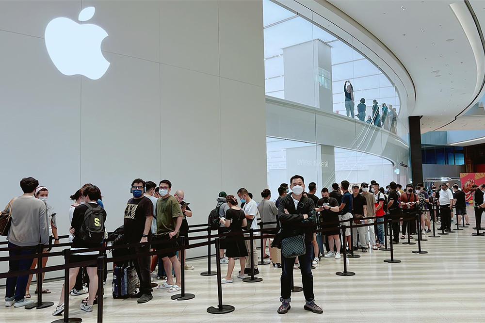 Cửa hàng tại Singapore cho xếp hàng mua iPhone 14