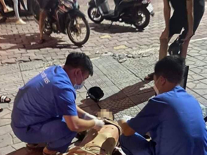 Nam thanh niên bị đâm trên phố Hà Nội, cô gái đi cùng bị ép lên ô tô
