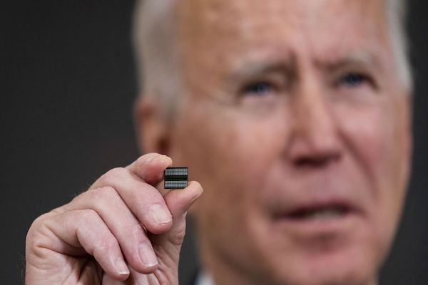 Tổng thống Biden ký sắc lệnh siết chặt đầu tư nước ngoài vào vi xử lý và chuỗi cung ứng