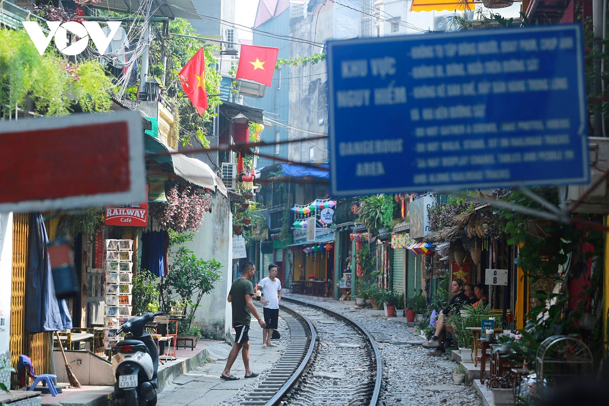 hanoi train track cafe now closed amid safety concerns picture 9
