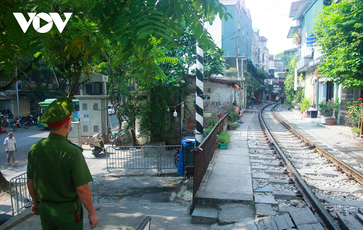 hanoi train track cafe now closed amid safety concerns picture 4