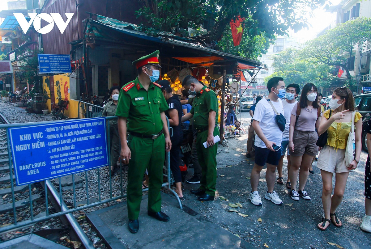 hanoi train track cafe now closed amid safety concerns picture 5