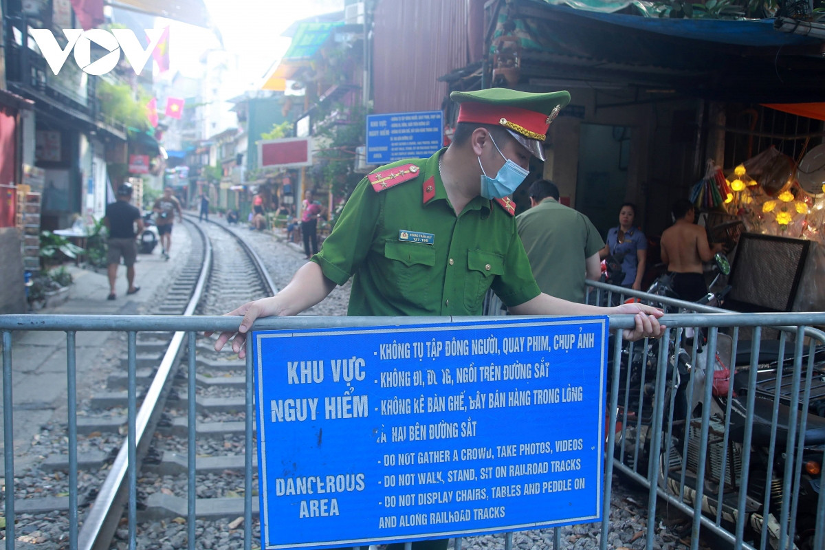 hanoi train track cafe now closed amid safety concerns picture 1
