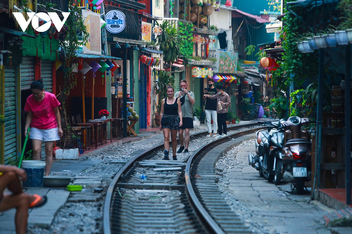 hanoi train track cafe now closed amid safety concerns picture 8