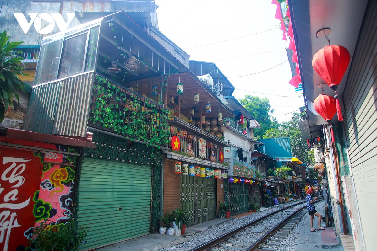 hanoi train track cafe now closed amid safety concerns picture 10