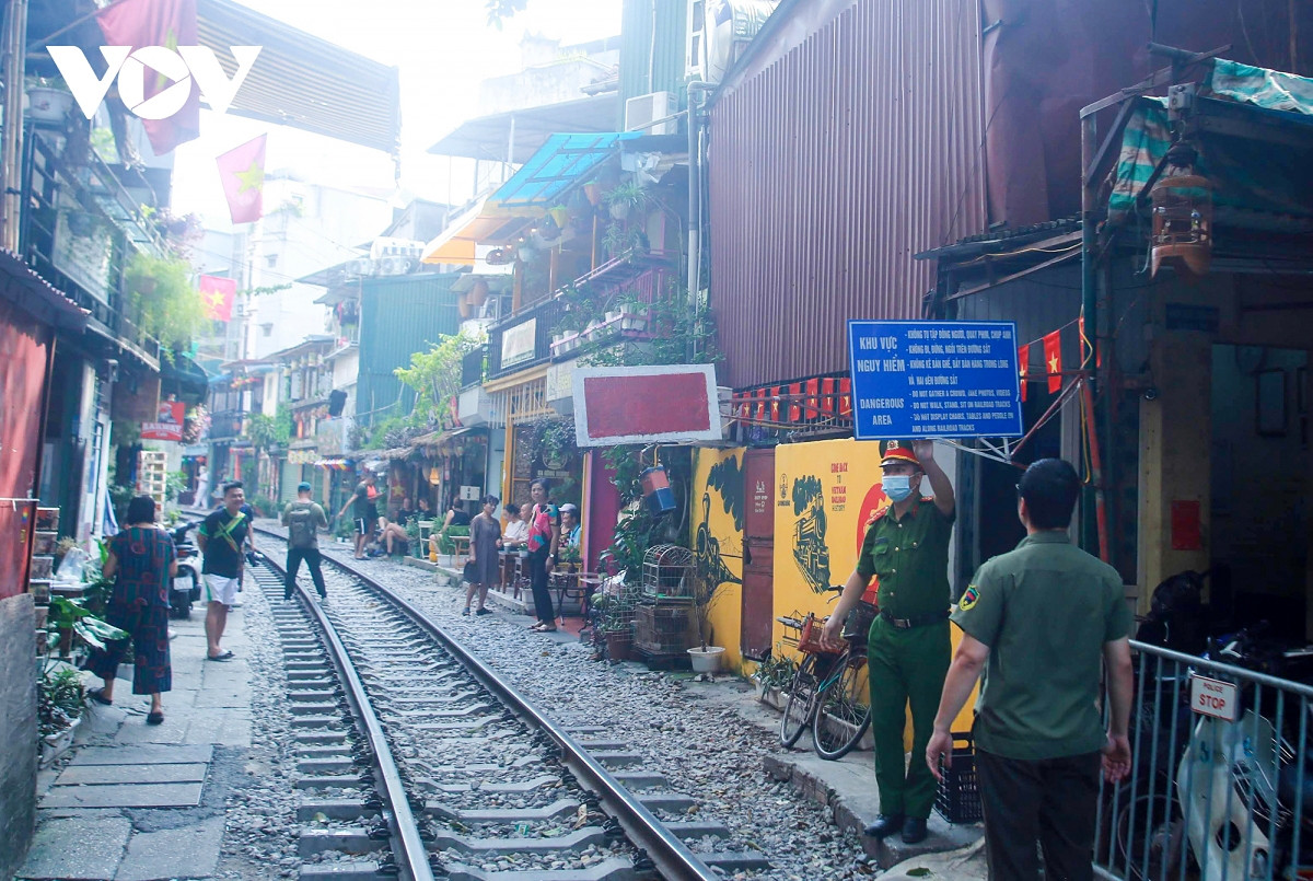 hanoi train track cafe now closed amid safety concerns picture 2