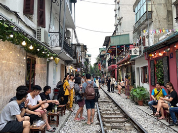 Hanoi railway cafes now closed amid safety concerns