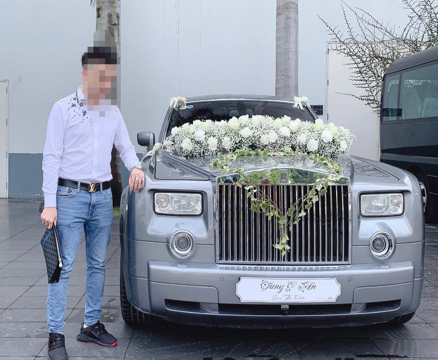 Cho thuê xe cưới Roll Royce Phantom màu đỏ