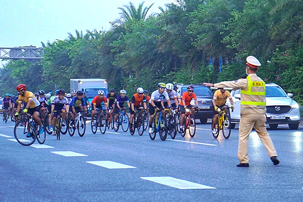 Xe đạp đi vào đường Võ Nguyên Giáp nháo nhào bỏ chạy khi thấy CSGT