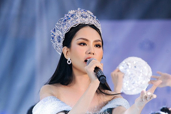 Khán giả phàn nàn đêm đấu giá vương miện Miss World Vietnam
