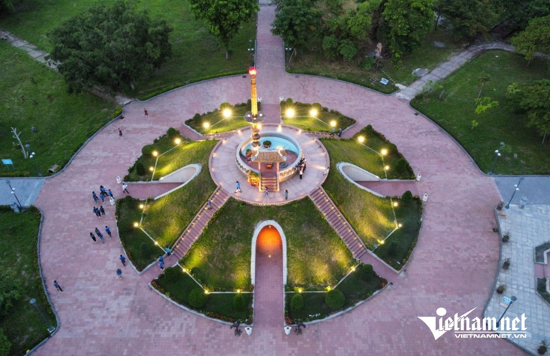 Đài tưởng niệm các anh hùng liệt sỹ Thành cổ Quảng Trị nhìn từ trên cao