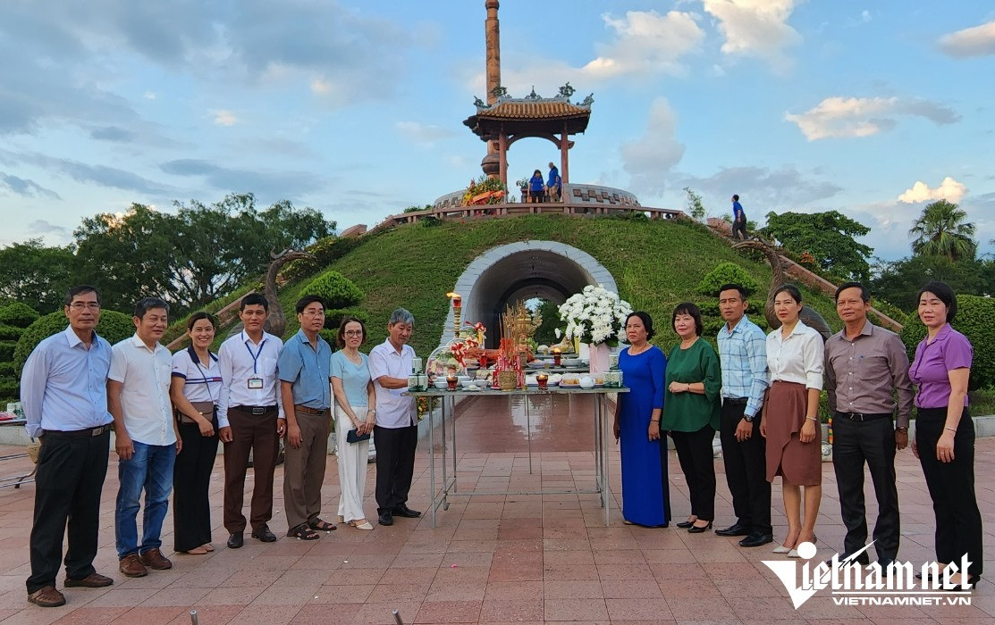 Nhiều đoàn khách đến Thành cổ Quảng Trị để thắp hương cho các anh hùng liệt sỹ đúng ngày giỗ chung