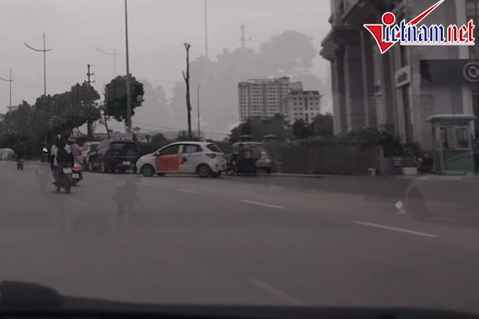 Nữ 'ninja' đi ngược chiều bị ô tô tông trúng, báo hại cho cả xe máy khác