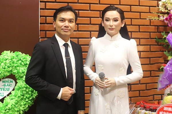 Mạnh Quỳnh và khán giả xúc động dự giỗ đầu Phi Nhung