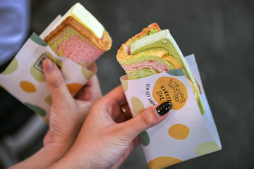 Tò mò với kem kẹp, món quà vặt nổi tiếng Singapore tại Hà Nội