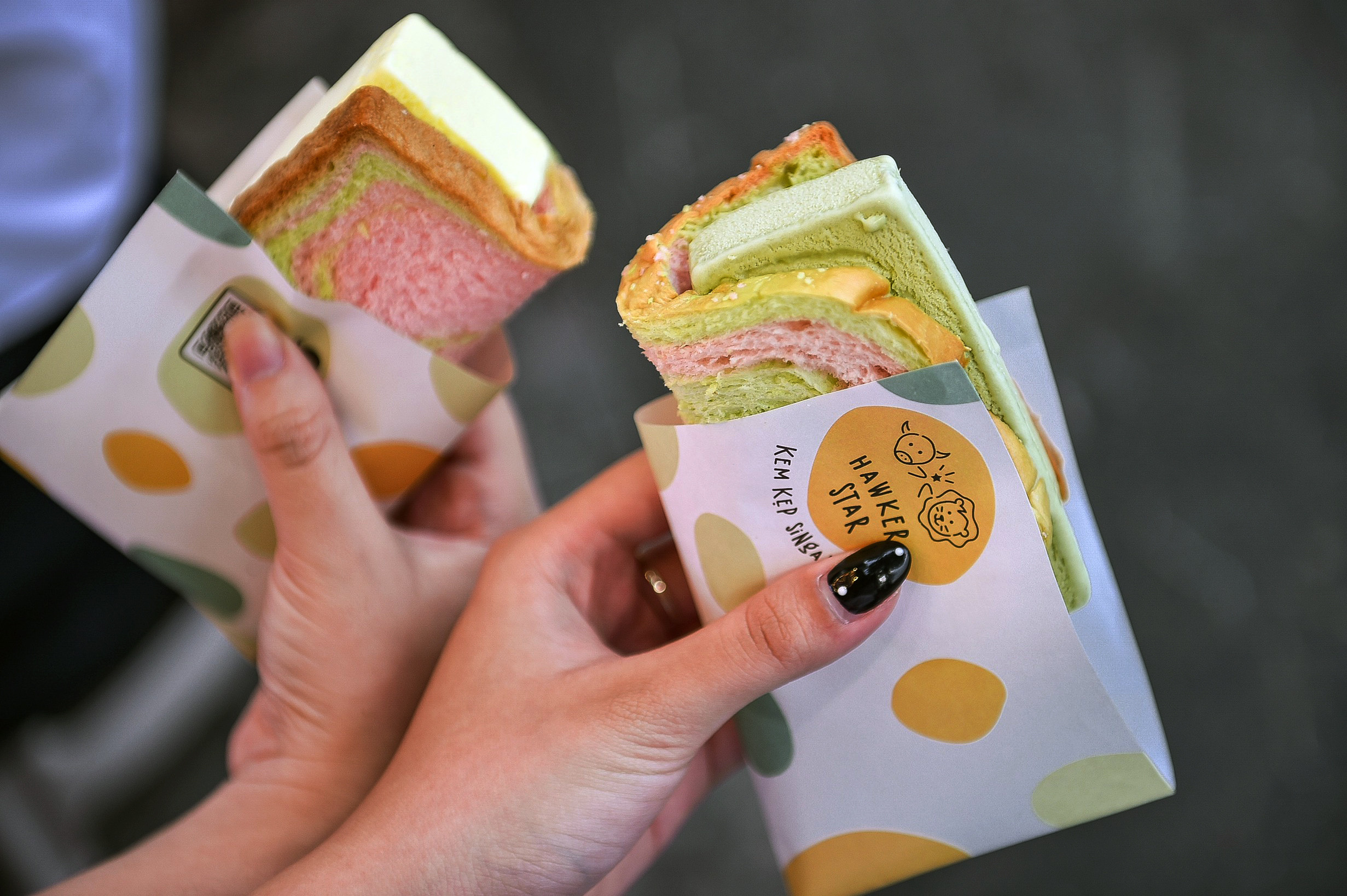 Tò mò với kem kẹp, món quà vặt nổi tiếng Singapore tại Hà Nội