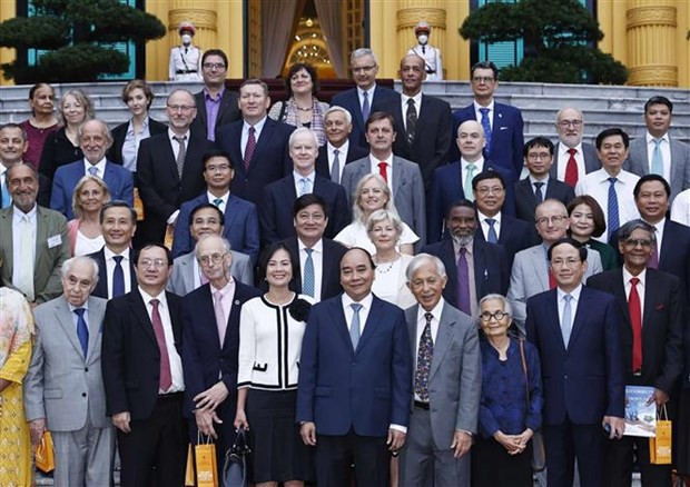 President meets with international scientists hinh anh 1