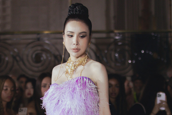 Hoàng Dung sải bước trên sàn diễn Tuần lễ thời trang London