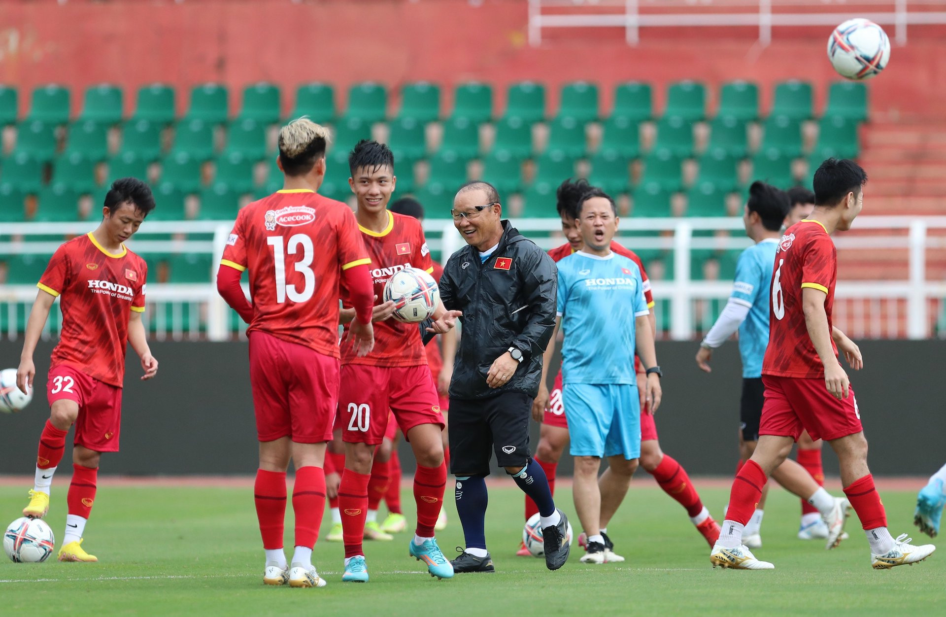 Tuy nhiên khi quay trở lại sân cùng các học trò ở tuyển Việt Nam, HLV người Hàn Quốc thay đổi hoàn toàn khi tỏ ra vui vẻ suốt buổi tập