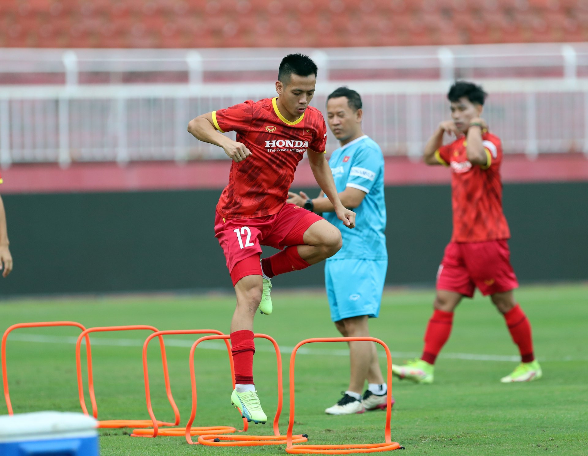 Văn Quyết là tâm điểm của sự chú ý sau khi được triệu tập trở lại, dù vậy cựu đội trưởng tuyển Việt Nam khá bình thản và tự tin trong buổi tập đầu tiên hòng giành suất tham dự AFF Cup 2022