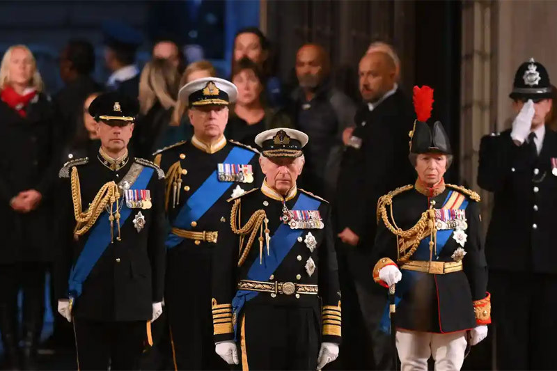 Vua Charles III cùng các em đứng gác bên linh cữu cố Nữ hoàng Anh