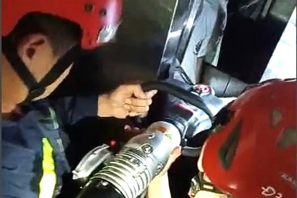 Cảnh sát phá cửa cứu 2 người mắc kẹt trong thang máy