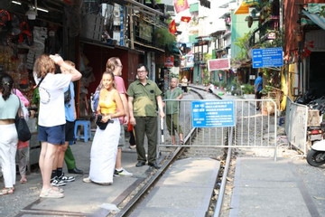 Banning coffee shops on Hanoi's ‘train street’: Better solutions should be sought