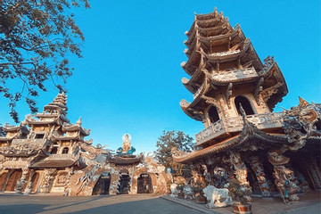 Ngôi chùa 'kết' từ hàng triệu mảnh ve chai độc lạ, nắm giữ nhiều kỷ lục nhất Việt Nam