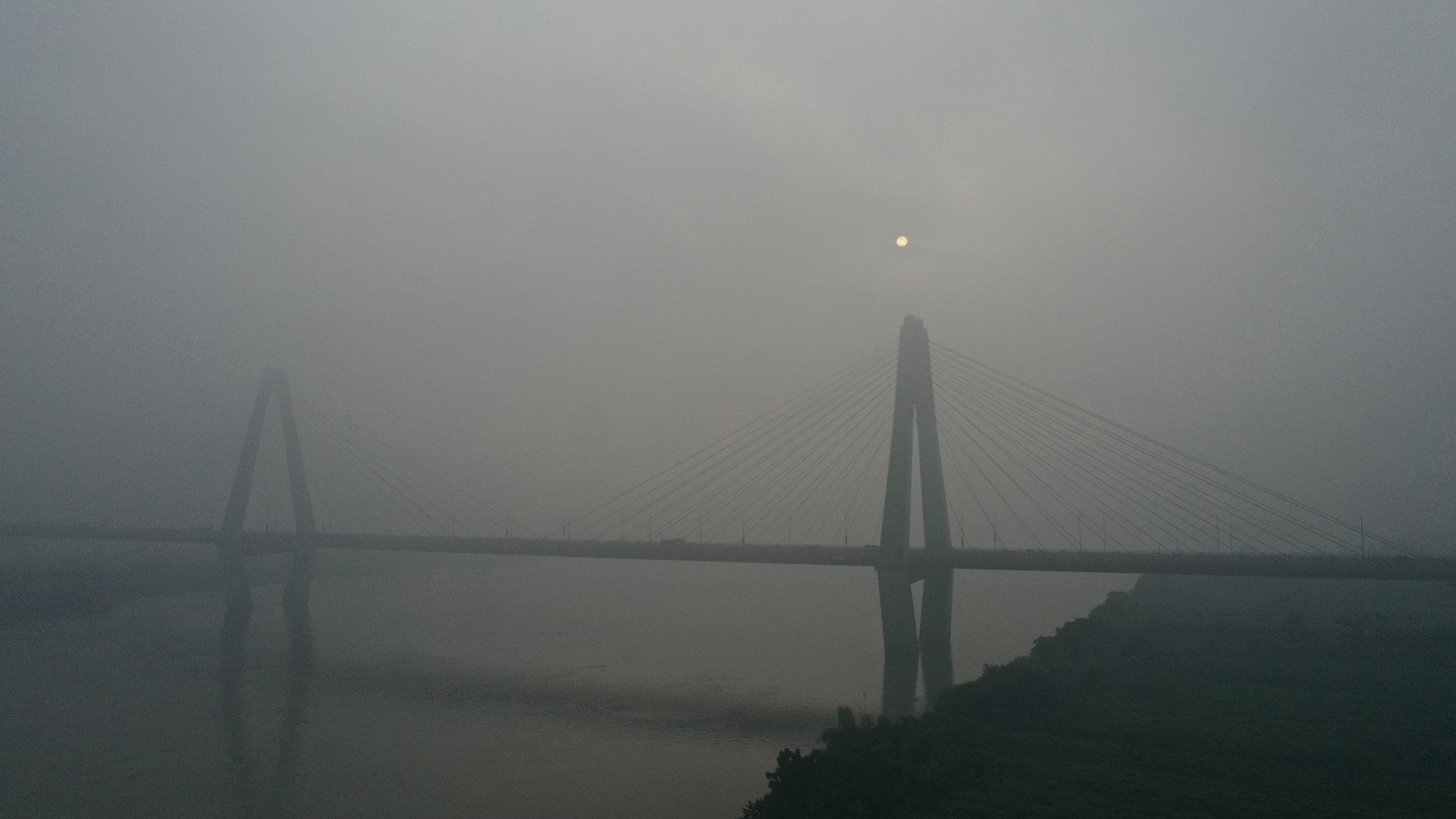 Hà Nội mù mịt do chất lượng không khí xấu nhìn từ cầu Nhật Tân