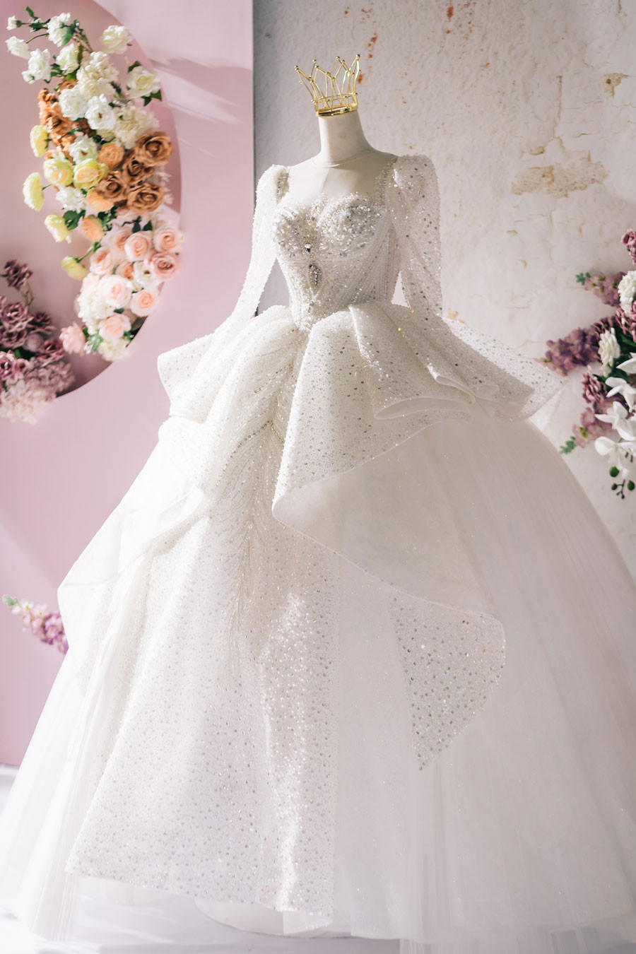 Á hậu Phương Anh diện 3 bộ váy cưới lộng lẫy trong hôn lễ, có 1 thiết kế  tương đồng với Kate Middleton