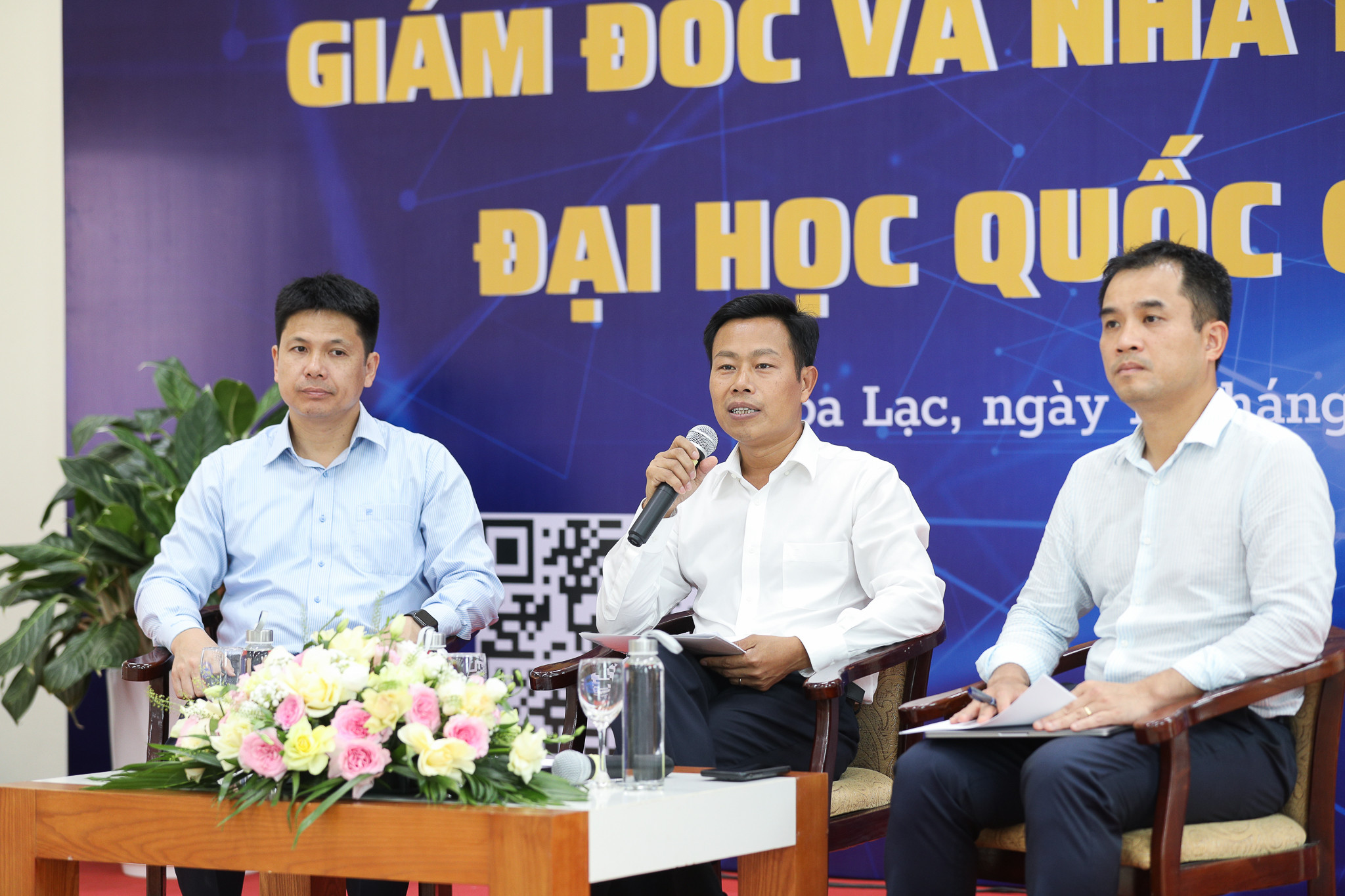 Giám đốc ĐH Quốc gia Hà Nội đối thoại với nhà khoa học trẻ