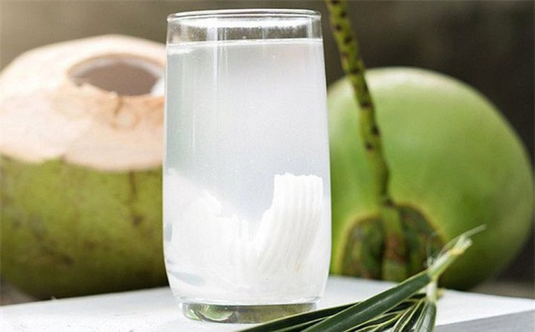 Xăm môi uống nước dừa được không Lợi ích khi uống nước dừa