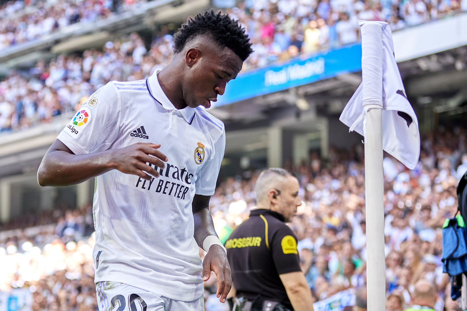 Vinicius Real Madrid có một sự nghiệp đầy triển vọng và là một ngôi sao tương lai không thể bỏ qua. Bạn muốn là người đầu tiên khám phá hình ảnh của anh chàng trên sân cỏ và trong đời thường, để hiểu thêm về vận động viên trẻ này của Real Madrid.